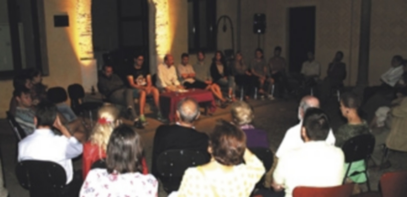 Alumnos y público compartieron sus distintas opiniones sobre  el arte y la literatura en el encuentro que albergó el patio del Palacio de Quintanar. / M.G.