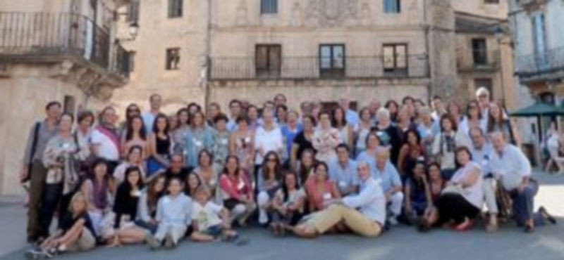El cerca del centenar de miembros de la familia Cossío que se reunieron en Sepúlveda quisieron inmortalizar el encuentro. / El Adelantado