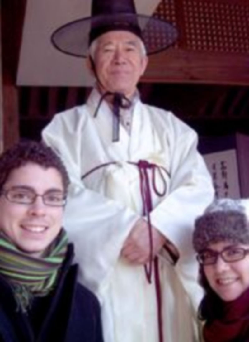 Un segoviano en Corea del Sur 1 Carlos y su novia Jasmin posan con un coreano en un poblado tradicional durante la celebración del Año Nuevo Lunar. / E. A.