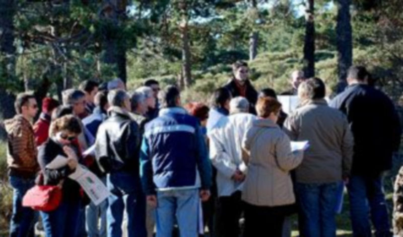Imagen de los participantes atendiendo las explicaciones de los profesores del IE School of Biology en plena Sierra de Guadarrama. / E.A.