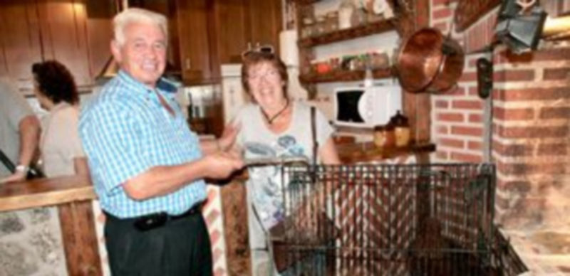 Faustino Lázaro muestra el sistema de parrilla mecánica que se está extendiendo en la zona