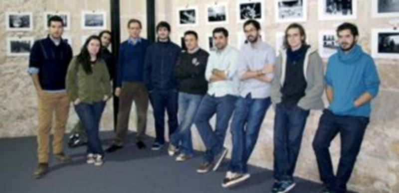 Visiones colectivas en el campus 1 Fotografía de familia de los alumnos de Arquitectura que exponen sus mejores fotografías en las instalaiones del Campus de IE Universidad. / El Adelantado