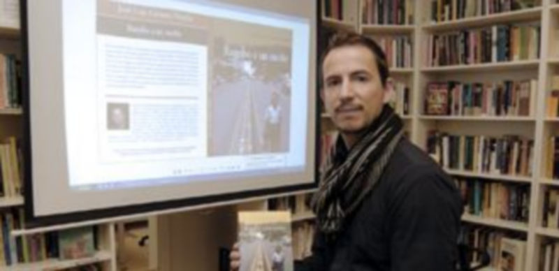 José Luis Cámara muestra la portada de su libro