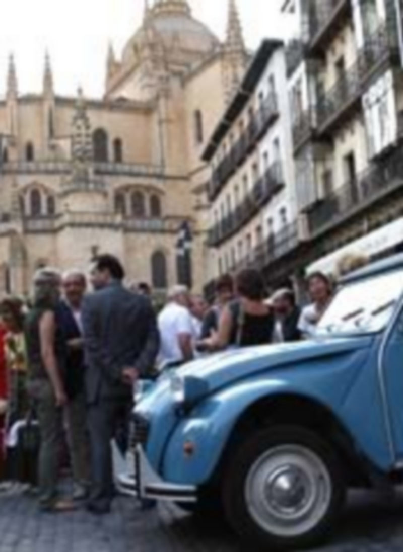 Recordando al Dos Caballos 1 Varios ejemplares de los modelos de Citröen 2CV que se expusieron la tarde de ayer en la Plaza Mayor. / Diego de Miguel