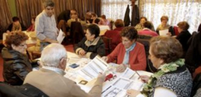 Jugando a las finanzas 1 Una veintena de personas iniciaron ayer su juego y lo continuarán hoy en los salones del Restaurante San Francisco de la villa cuellarana. / Gabriel Gómez.