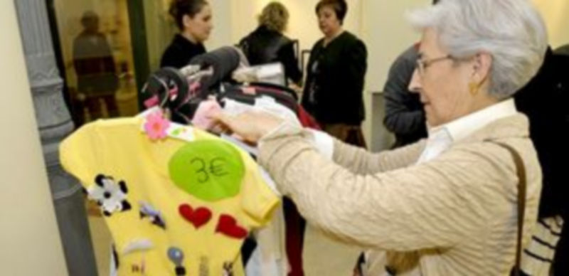 La exposición ofrece muchas posibilidades para adquirir regalos que contribuirán a paliar los efectos de la hambruna infantil en África / Alberto Benavente