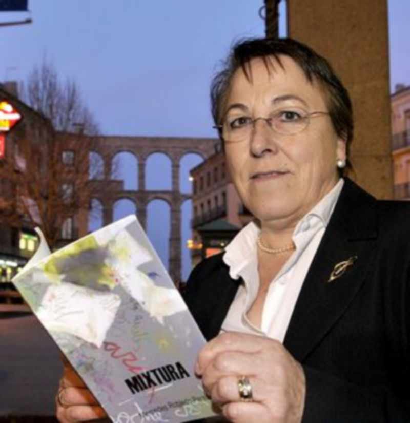 Mercedes Robledo Perera posa con un ejemplar de su segundo libro en el inicio de la Bajada del Carmen