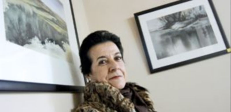 Alicia Marqués  posa junto a dos de  los cuadros que expone en el Bar San Marcos. / Alberto Benavente