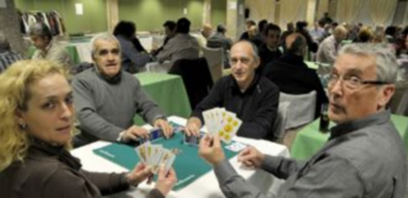 Envites solidarios 1 Las partidas comenzaron a disputarse ayer y el torneo se prolongará hasta el sábado por la noche