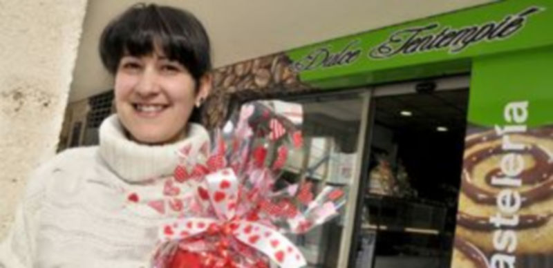 María Eugenia Portal muestra uno de sus productos en la entrada a su negocio “Dulce Tentempié”