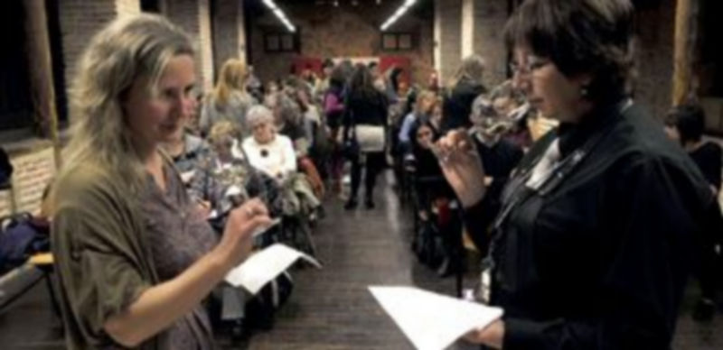 Las sumilleres Laura Herráez (izquierda) y Henar Puente (derecha) dirigieron la cata de vinos para mujeres en La Alhóndiga. / Alberto Benavente.