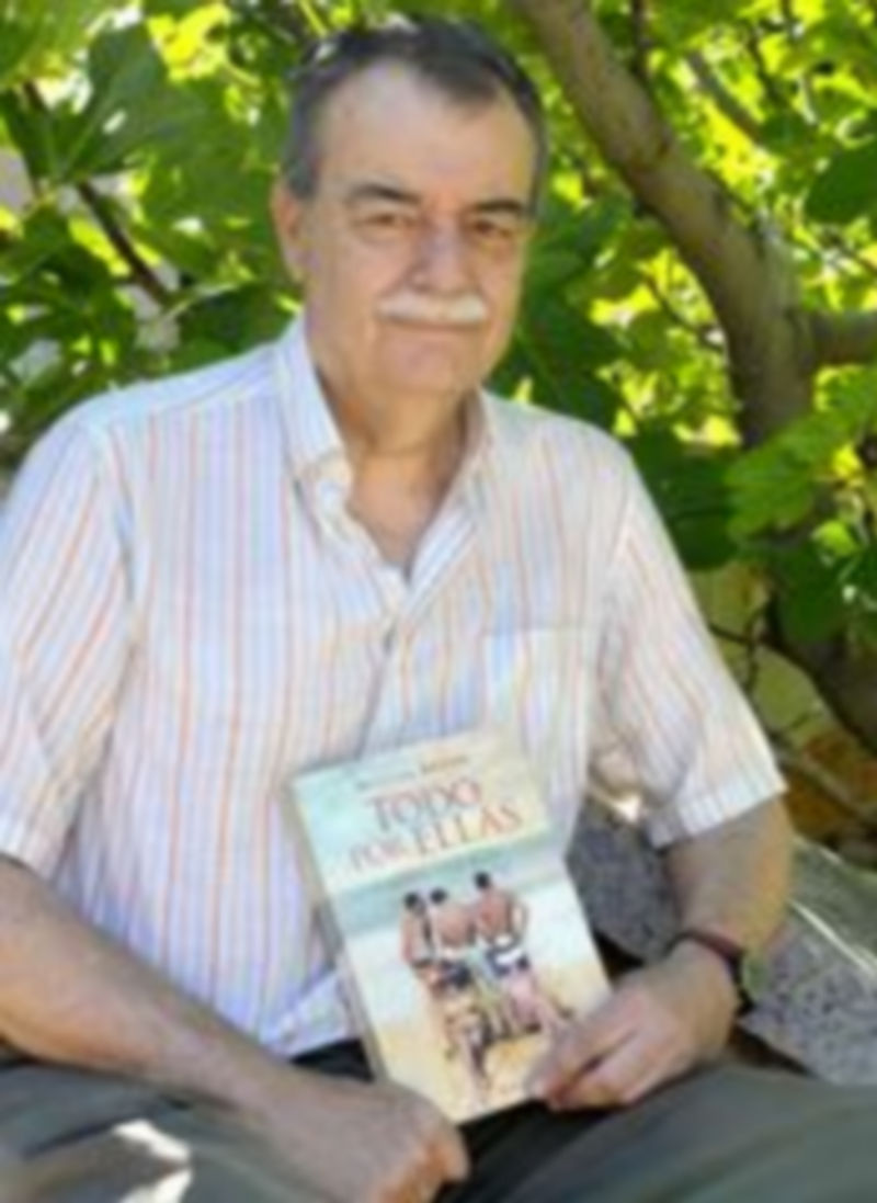 El escritor Miguel Bayón con su comedia ‘Todo por ellas’. / ALBERTO BENAVENTE