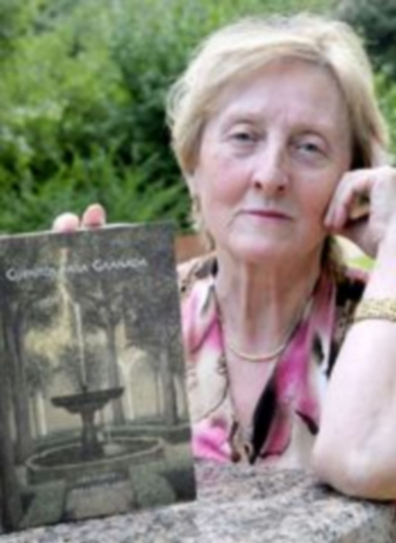 Lola Vicente posa junto al nuevo volumen de la colección ‘Cuentos para...’ en el Jardía Botánico de Segovia. / A. Benavente