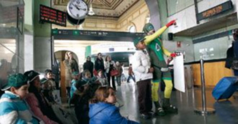 Los niños atienden las explicaciones de uno de los personajes que participan en la visita teatralizada