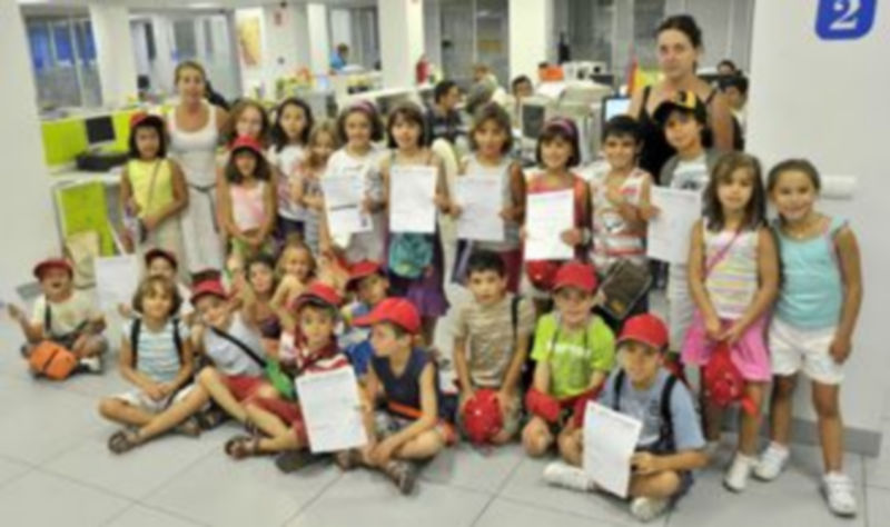 El grupo de niños de la ludoteca municipal de San Lorenzo durante la visita que realizaron ayer por la mañana a la redacción de EL ADELANTADO. / Kamarero