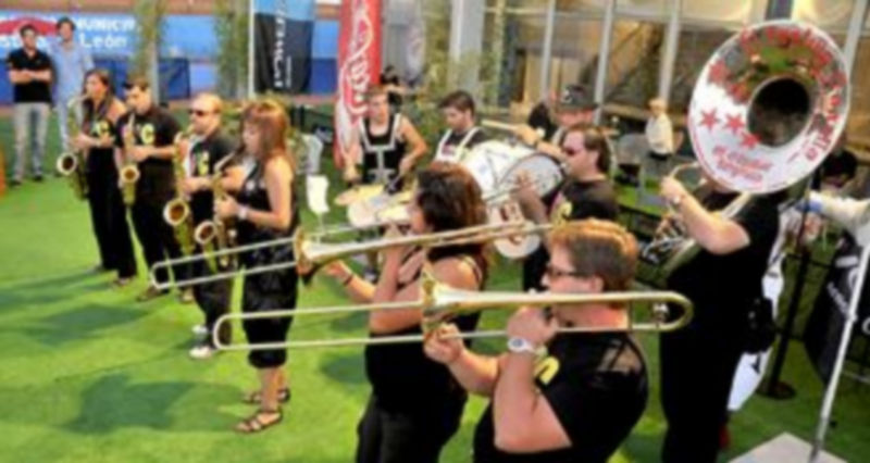 Una de las actuaciones de la banda con motivo de la celebración del camperonato de tenis celebrado este verano en El Espinar. / Kamarero