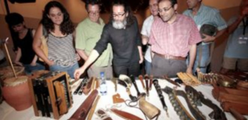 El músico Pablo Zamarrón mostró su numerosa colección de instrumentos tradicionales al final de su taller ayer en La Alhóndiga. / Lara Mazagatos
