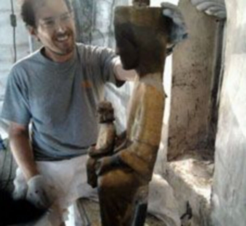 El restaurador Panzieri muestra la talla de la Virgen y el niño aparecida en una hornacina situada justo detrás de los cuadros que integran un retablo. / El Adelantado