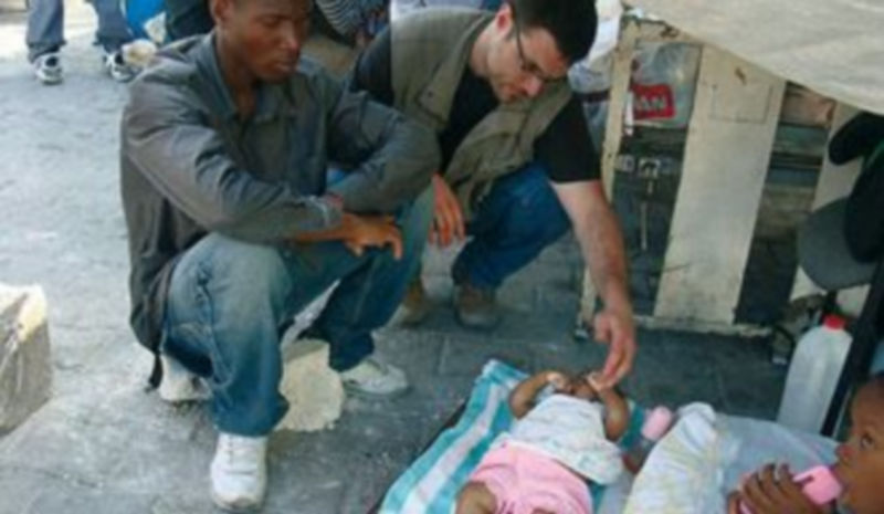 Imágenes de niños de Puerto Príncipe atendidos por cooperantes españoles. / Fotos cedidas por Mensajeros de la Paz