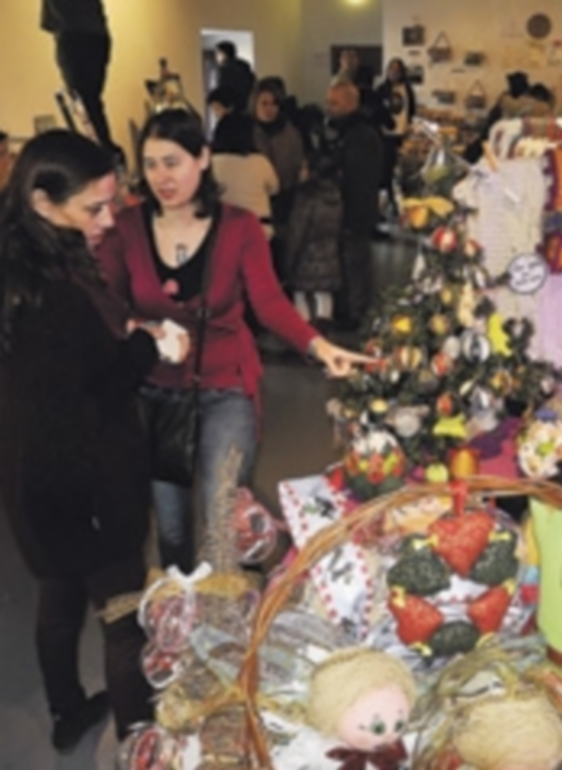 Decenas de visitantes recorrieron los stands de artesanos en el Palacio de Quintanar y la Casa de Abraham Seneor. / Juan Martín