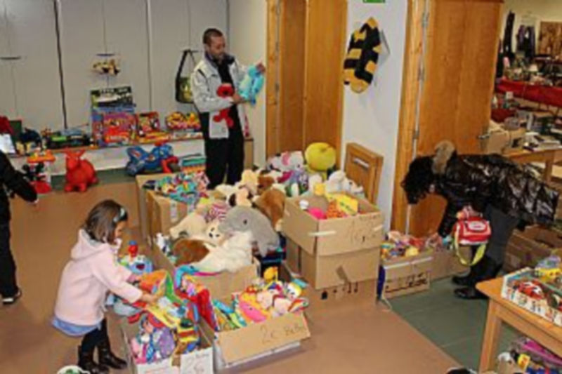Un regalo para Nicaragua 1 El público tiene la oportunidad de poder elegir entre los centenares de artículos que se ponen a la venta en esta iniciativa solidaria. / Fotos: M. G.