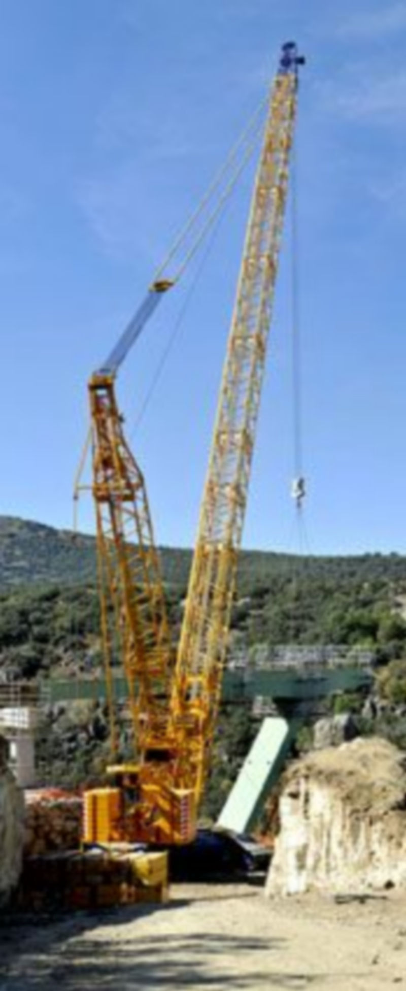Una gran grúa trabajaba ayer en la colocación de las piezas. / Pedro Luis Merino