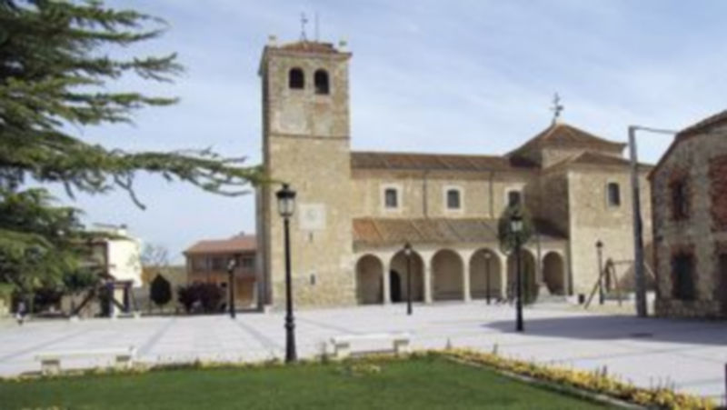 Iglesia parroquial de San Lorenzo Mártir en la localidad segoviana de Abades.  / F. Blanco