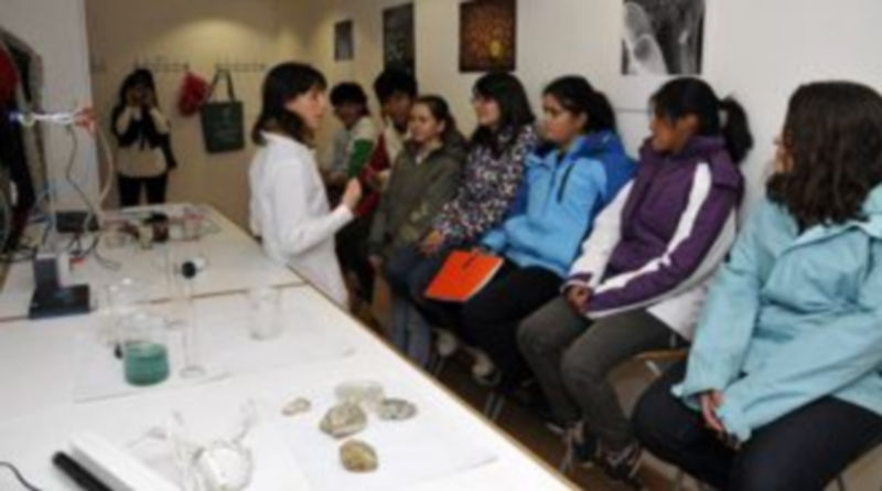 Los alumnos de varios centros educativos pudieron comprobar a través de los talleres participativos las posibilidades de diversión de la ciencia. / Juan Martín