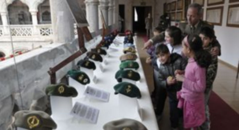 La exposición ofrece la evolución histórica de las distintas gorras y gorros empleados por las unidades de las Fuerzas Armadas. / Juan Martín