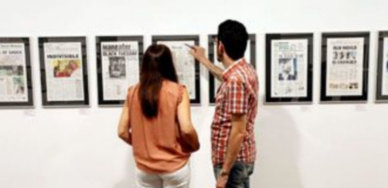 Dos personas contemplan la muestra ‘11 de septiembre. 115 portadas de 30 países’