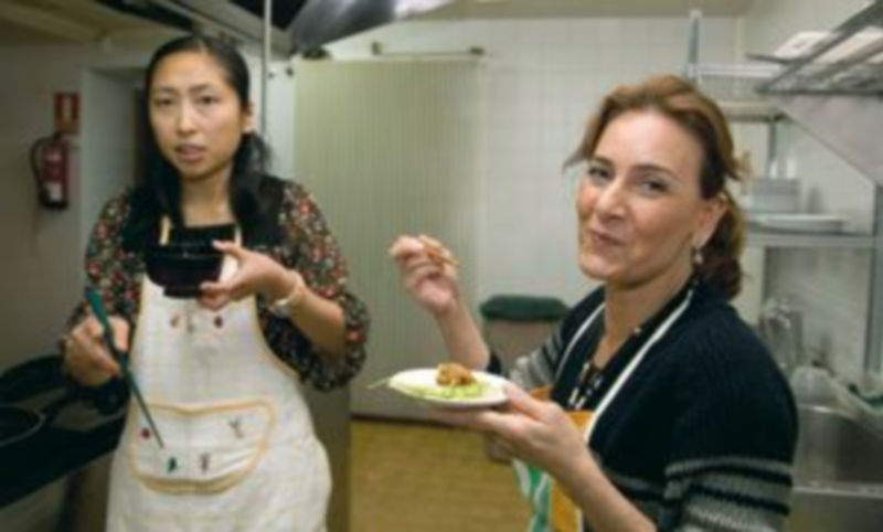 Clases de cocina japonesa en el Centro Hispano-Japonés de Salamanca. En la imagen