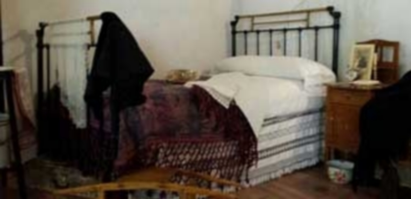 La exposición ha sido elaborada con objetos y utensilios de la época cedidos por los vecinos. / El Adelantado