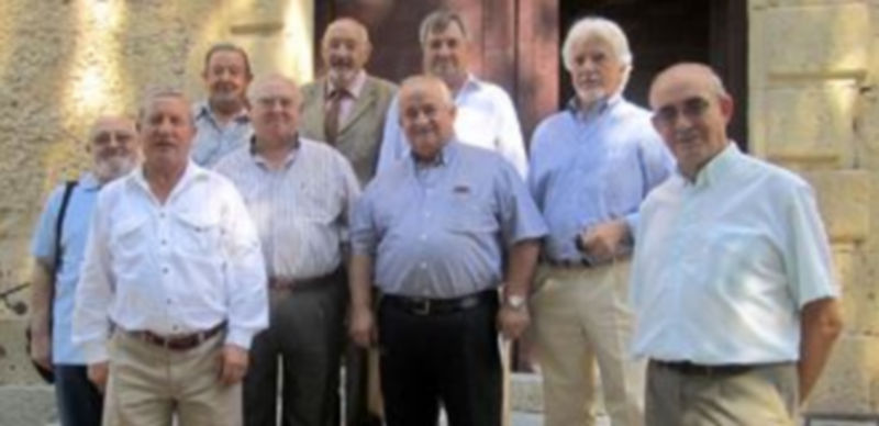 El grupo de antiguos alumnos del seminario de Segovia que se reunieron ayer en la iglesia de la Fuencisla para recordar viejos tiempos. / Tamara Gil