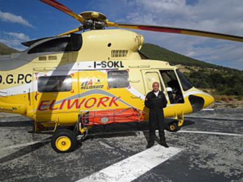 El piloto segoviano Ciro Muñoz junto a su helicóptero