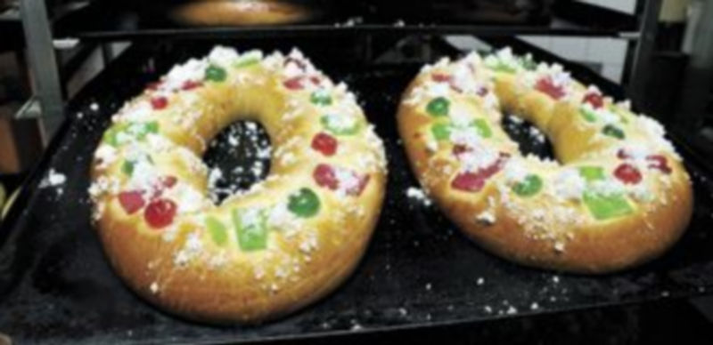 Decenas de roscones se preparan en los obradores de las pastelerías segovianas con las manos maestras de los profesionales