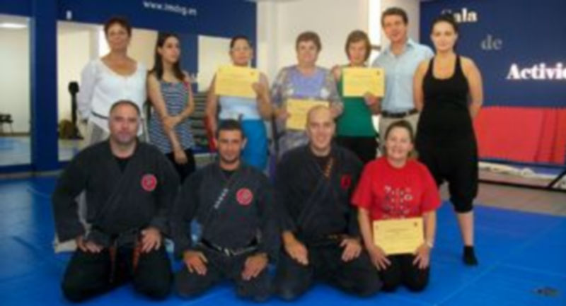 Los profesores y los concejales de Tráfico y Servicios Sociales posan junto a algunas de las alumnas participantes en el curso