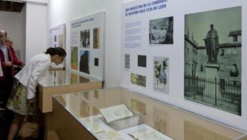 Una de las vitrinas de la muestra