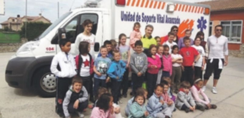 Imagen de todos los participantes en el taller de ambulancias de  la Semana Cultural. del CRA ‘El Encinar’ en Revenga. / El Adelantado