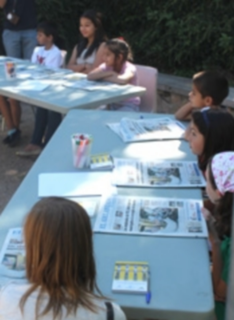 Aprender con el periódico 1 Un momento del taller desarrollado ayer en el Parque de El Peñascal