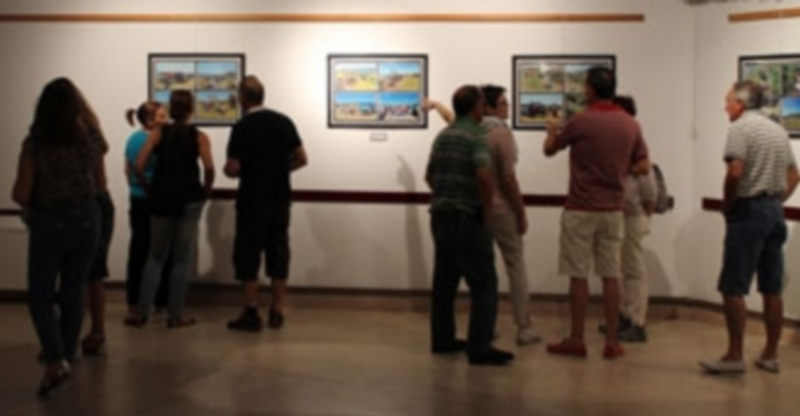 La labor de la cacera 1 Diferentes fotografías de la exposición ante la mirada de los diferentes visitantes interesados por conocer la tradición de las caceras. / El Adelantado