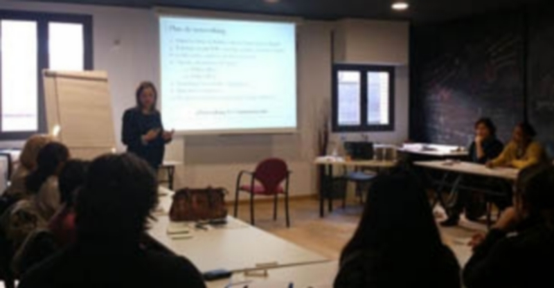 Ecos do Sur enseñando a emprendedores y personas en paro