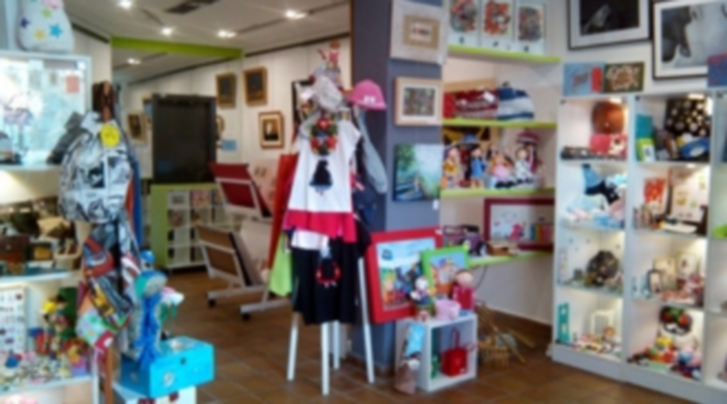 Los artistas y artesanos locales pueden exponer sus trabajos en esta peculiar sala de exposiciones segoviana. / El Adelantado