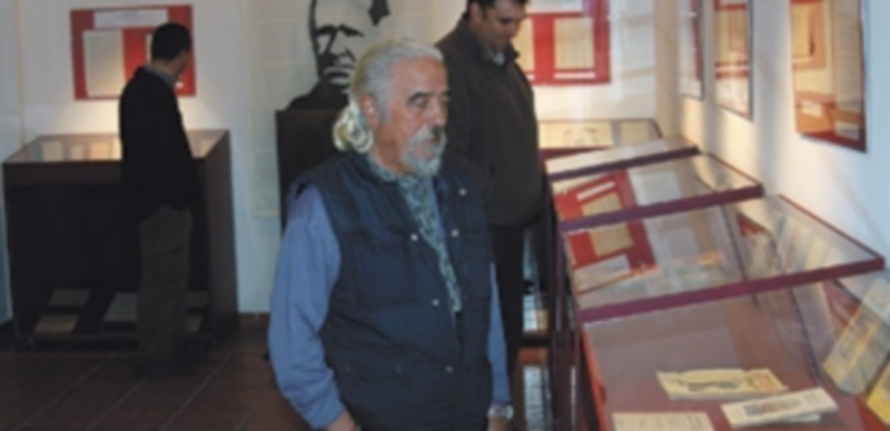 Algunos visitantes a la exposición permanente de la Editorial Hernando en el Ayuntamiento de Aldeanueva de la Serrezuela