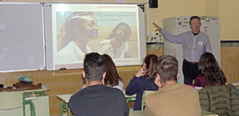 Los Derechos Humanos, en las aulas 1 Alumnos de cuarto de la ESO del IES Mariano Quintanilla escuchan al voluntario de Cruz Roja en la sesión de trabajo que tuvo lugar ayer. / m.g.