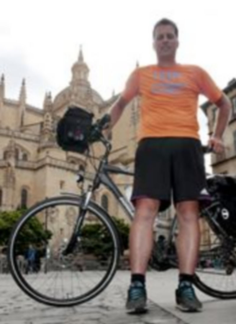 El viajero alemán junto a su bicicleta y equipaje dos días después de llegar a la ciudad en la que permanecerá durante un tiempo. / Lara Mazagatos