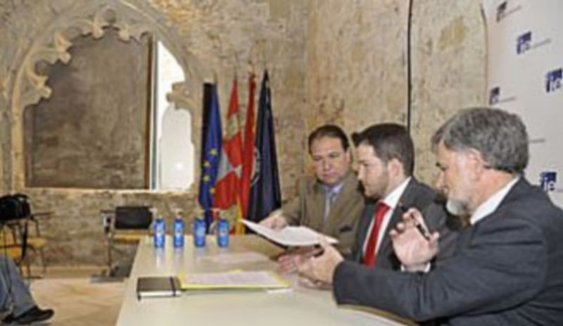 Un momento de la firma del convenio