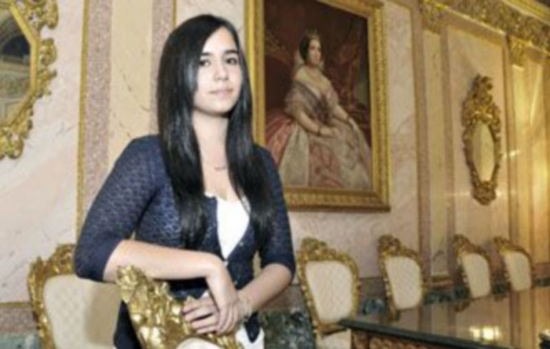 La nueva alcaldesa posa en la “Sala Blanca” de la Casa Consistorial el día de su elección. / Juan Martín.