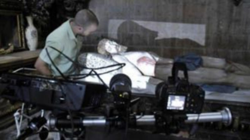 Víctor Martín Camiruaga observa la bella talla  durante el proceso de escaneo digital de la imagen. / Juan Martín