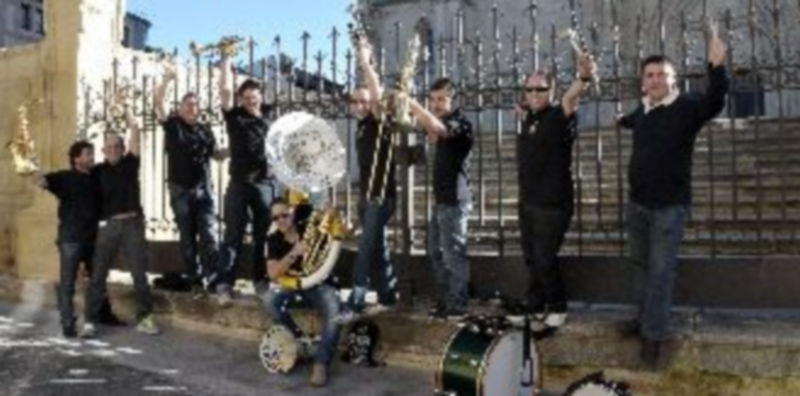 La charanga posa junto a sus instrumentos y a su popular megáfono junto al enlosado de la Catedral en la jornada de ayer