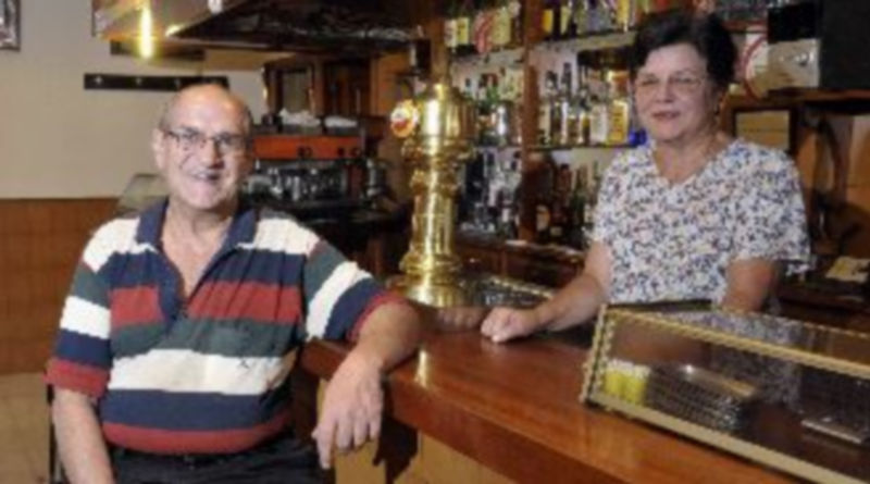 El Bar Flor de toda la vida 1 Juan Manuel Gómez de la Cruz y María Luisa Lázaro Maroto el pasado verano en el Bar Flor